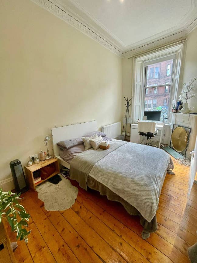 Double room in West End flat (GU campus) Main Photo