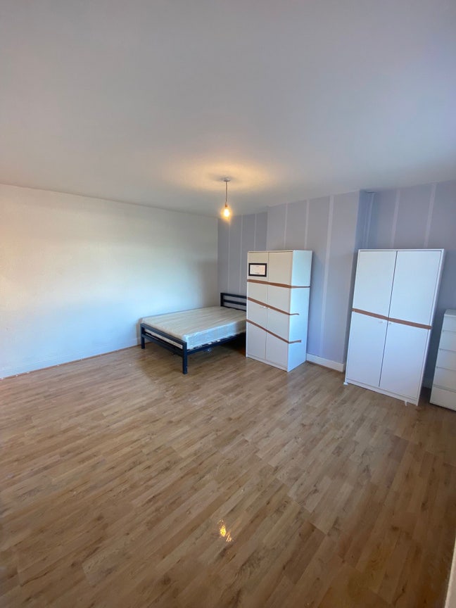 4 Large Rooms Available Main Photo
