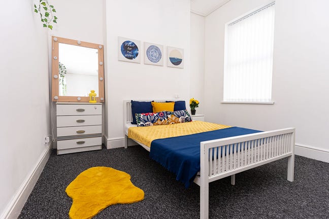6 Bed LARGE rooms with 3 bathrooms and large loung Main Photo
