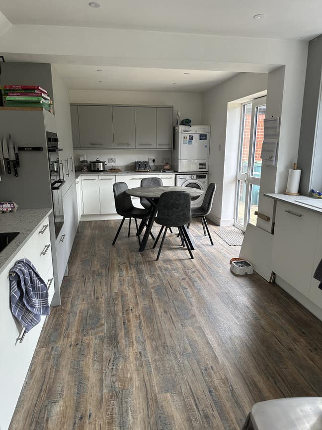 Lovely bright room in friendly house  Main Photo