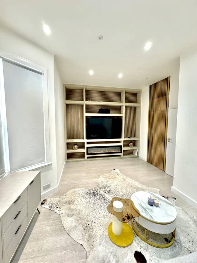 Very Large Double Bed next to stations Main Photo