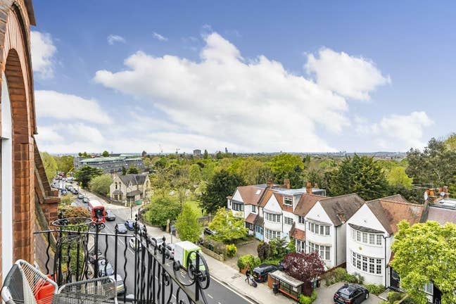 Flat for Buddy up, Large, Victorian mansion flat Main Photo