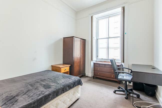 Double Room in Central 3-Bed Flat - Open 01 Nov Main Photo