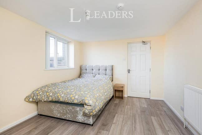 NEW to the market!!! Room 3, 22 Snow Hill Main Photo