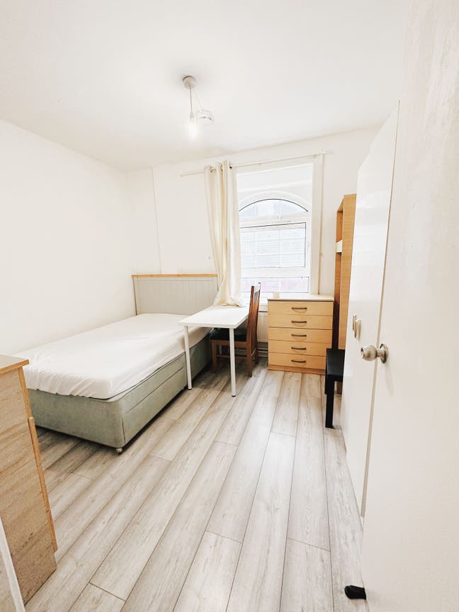 Bright, Well-Lit Room in Traditional East London  Main Photo