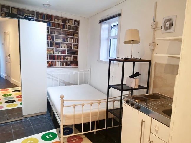 Small Studio - Edward Avenue, Chingford E4 Main Photo