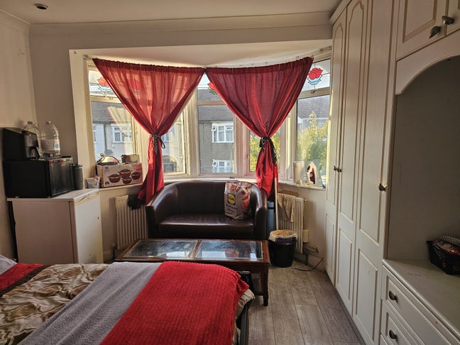 ** Spacious / Large Room for RENT Main Photo