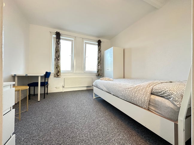 3 Bed Flat close to Heriot Watt and Napier campus Main Photo