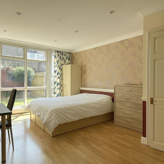 3 Rooms in a 3-Bedroom Flat with Study Room Main Photo