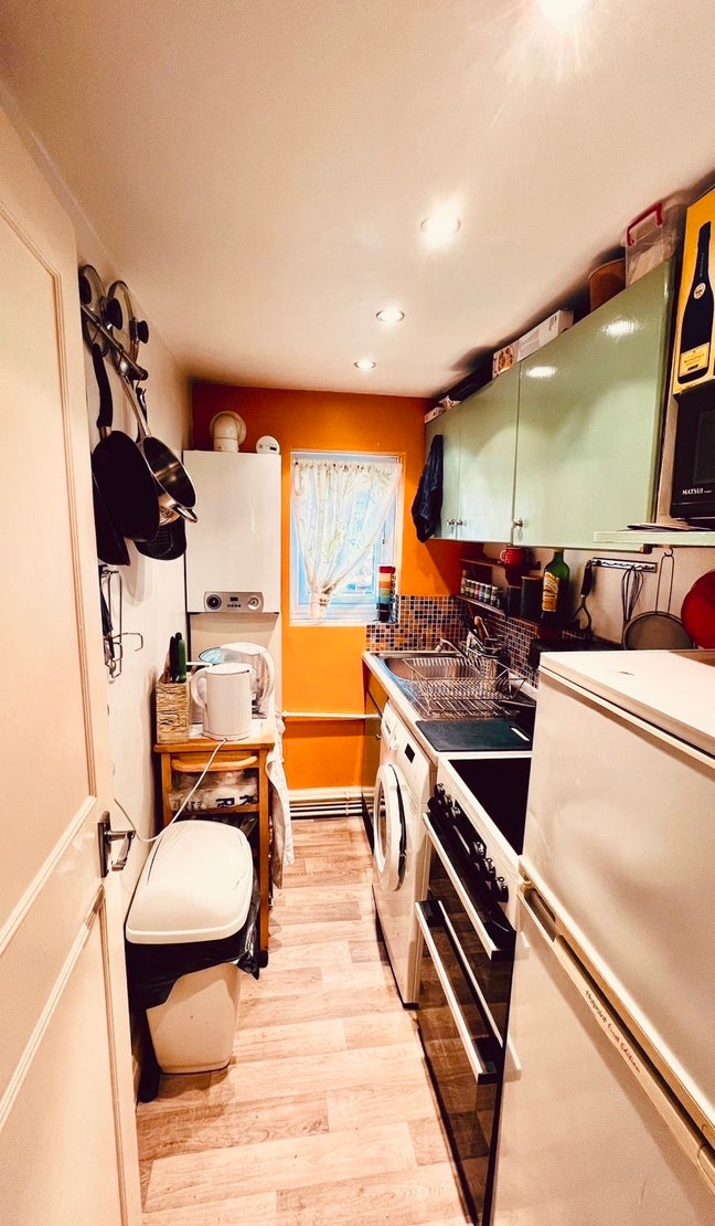 Spacious studio flat with mezzanine bedroom  Main Photo