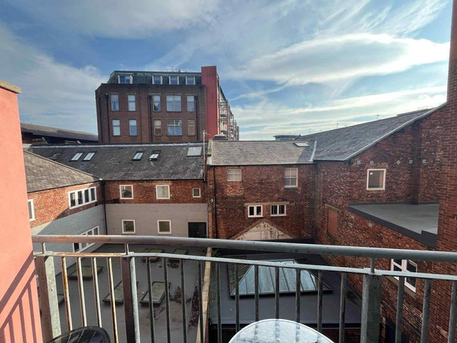 Double bedroom in a 2 bedroom sunny flat Main Photo