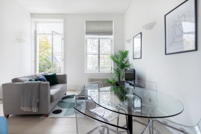 Balcony 1 bedroom flat, 2 minutes from station Main Photo