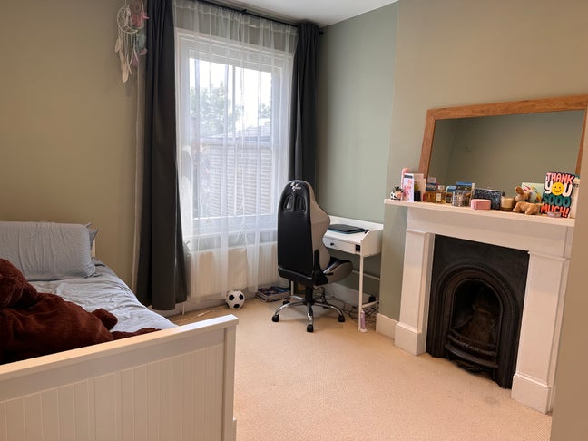 Bright double bedroom in West London Main Photo