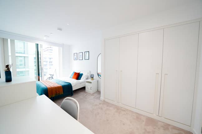Bright&Large En-Suite -Stylish 3B-w/Balcony+Lounge Main Photo