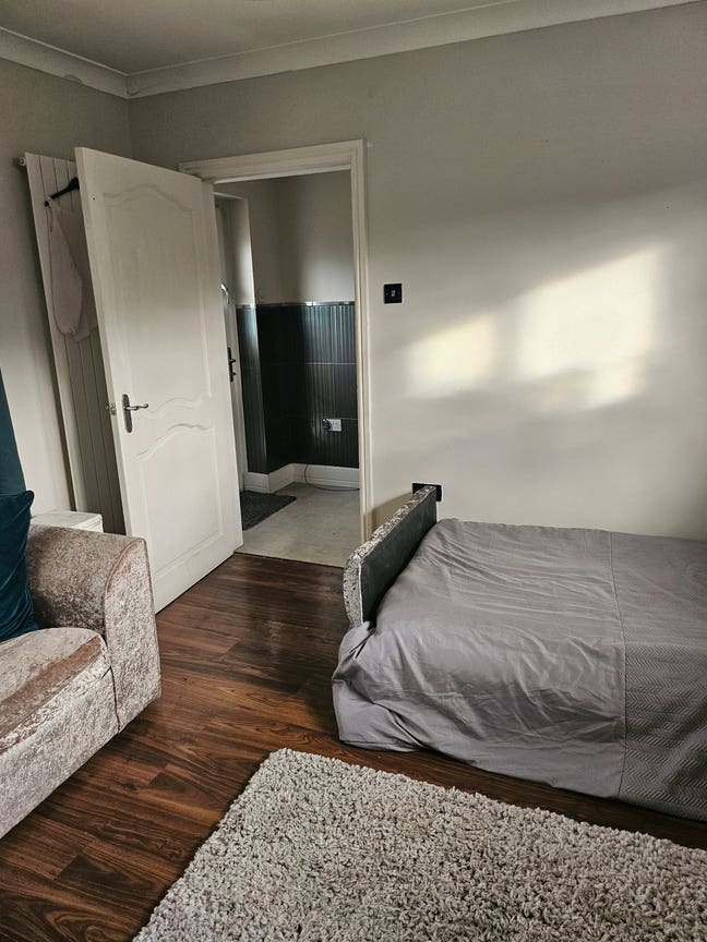 Single spacious room in a quiet neighbourhood.  Main Photo