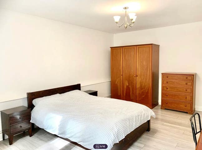 Lovely huge double room in 3 bed flat Main Photo