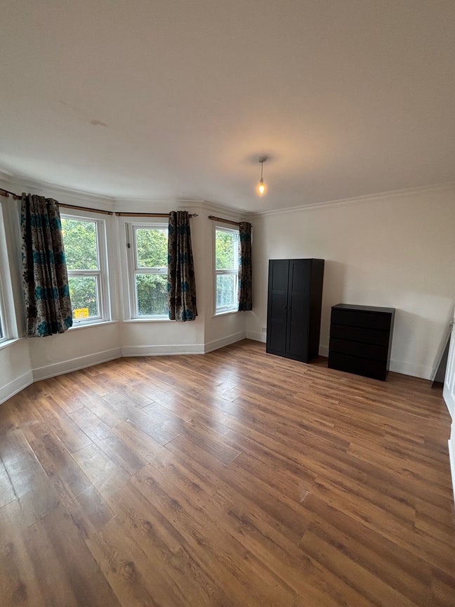 5-Bed. Furnished House with Garden Turnpike Lane  Main Photo