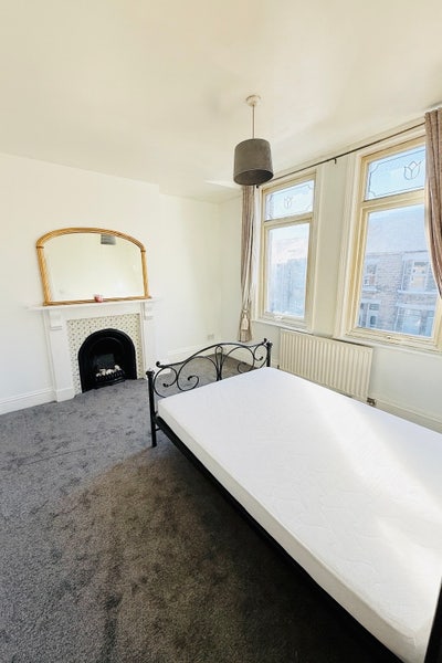 Spacious double room, all bills included.  Main Photo