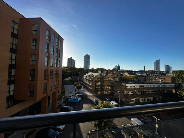 🏡 Spacious 2-Bed Flat with Balcony – Battersea Main Photo
