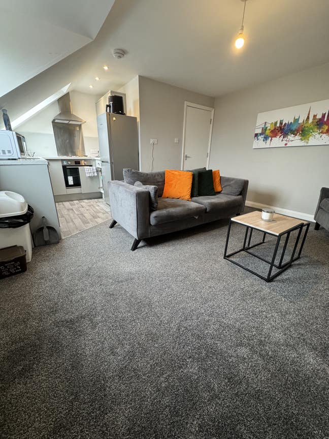 1 bedroom in a 2 bedroom flat Main Photo