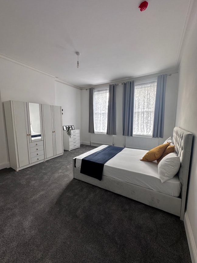 Spacious Room/in Willesden Green Main Photo