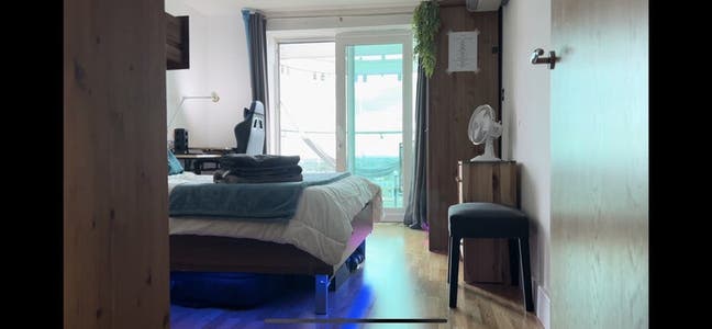 Amazing top Floor En-Suite Room with the best view Main Photo