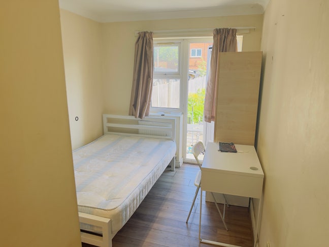Lovely En-Suite Room Available Near Hainault  Main Photo