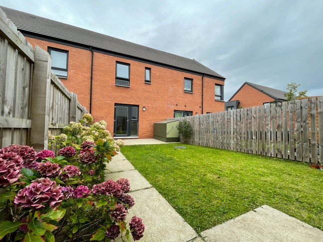 Double room for rent in a furnished 2bed house  Main Photo