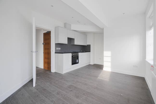 A recently renovated 2 bedroom flat in SE9 Main Photo