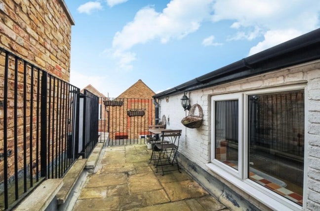 Large Room Available - 5 Mins from Wimbledon  Main Photo