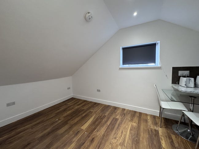 Furnished Top-Floor En-Suite Room Main Photo