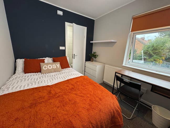 1 Ensuite Room LEFT! 😍 Double Bed! Main Photo