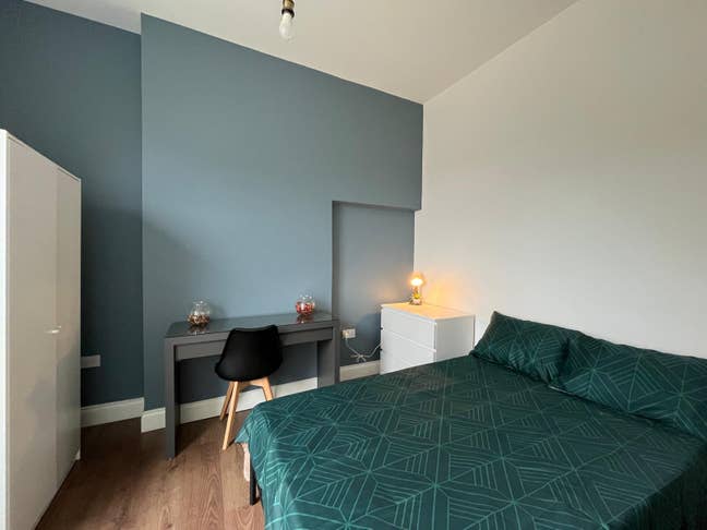 Modern Spacious Ensuite Room Available Main Photo