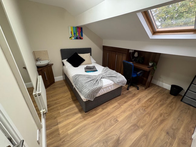 Beautiful 6 bedroom property available soon! Main Photo