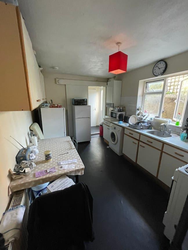 Very Spacious Furnished Room Close to Station Main Photo