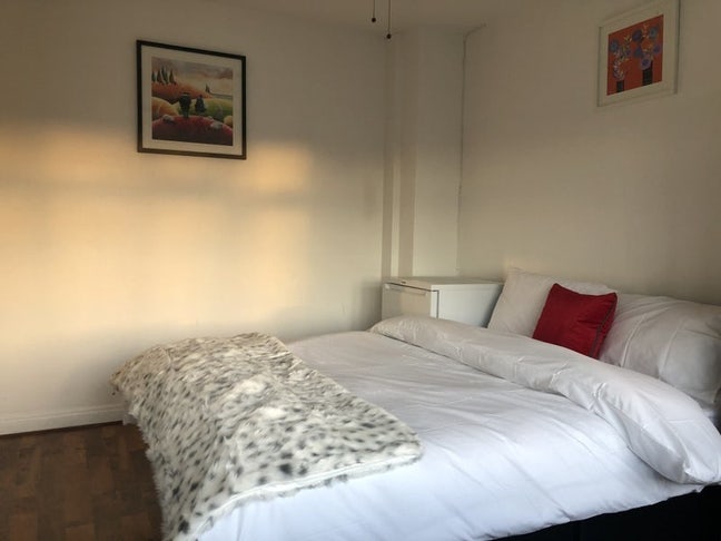 Spacious Double Room – Tamworth Lane, CR4 (£850) Main Photo