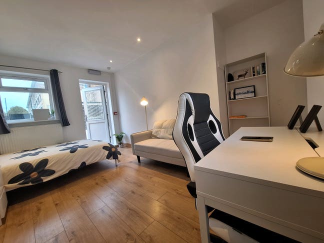 Spacious 6-Bed Duplex + Massive Terrace  Main Photo