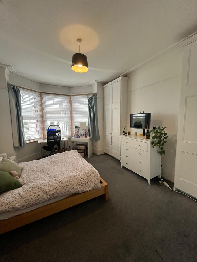 Large double available in Victorian house Main Photo