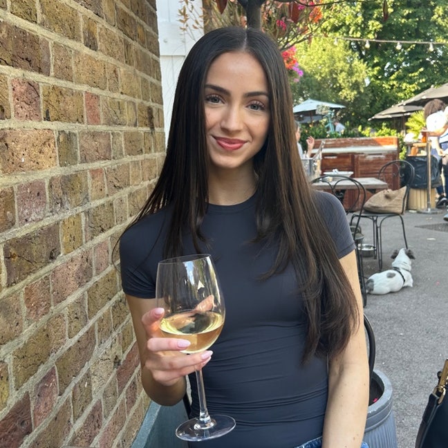 25 year old female looking for double + bathroom Main Photo