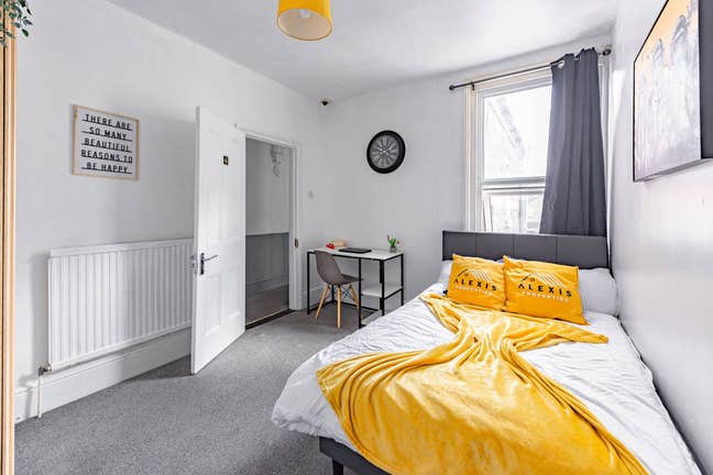 * Luxury Double Room* | 5 min from the train st  Main Photo