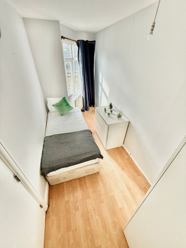 🛏️ 2X Single & 1 Double Rooms to Let in Neasden Main Photo