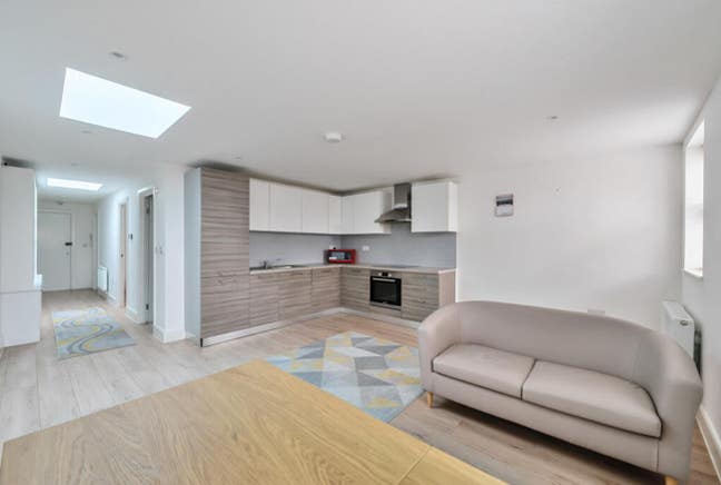 1 bed flat - 3 minutes walk from Romford Station Main Photo