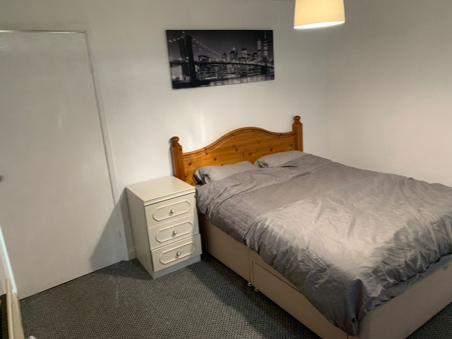 Double large bedroom  furnished, bills included  Main Photo