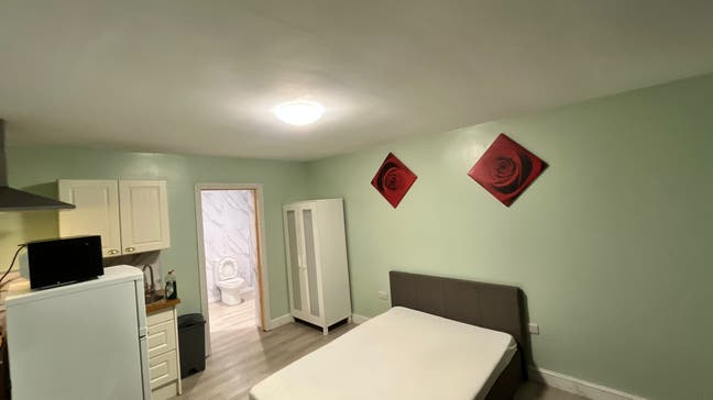 Double bedroom en-suite with free parking space  Main Photo