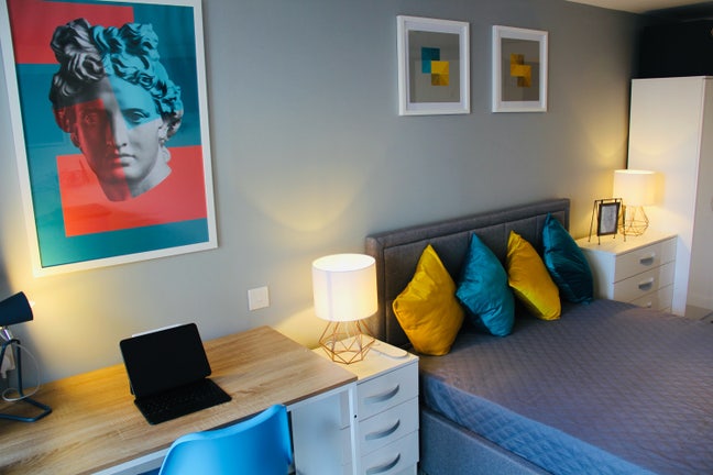 Luxury - Professional en-suite - perfect location  Main Photo