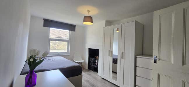 Spacious Double Room in a Clean House Main Photo
