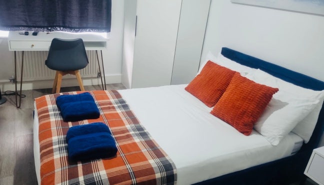 Luxury double bedroom with ensuite/ town centre  Main Photo