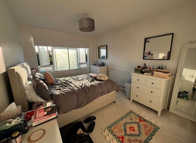 Master Bedroom in leafy South Hampstead Main Photo