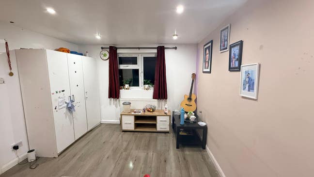 3 Rooms available for Rent in Greenway, RM8  Main Photo