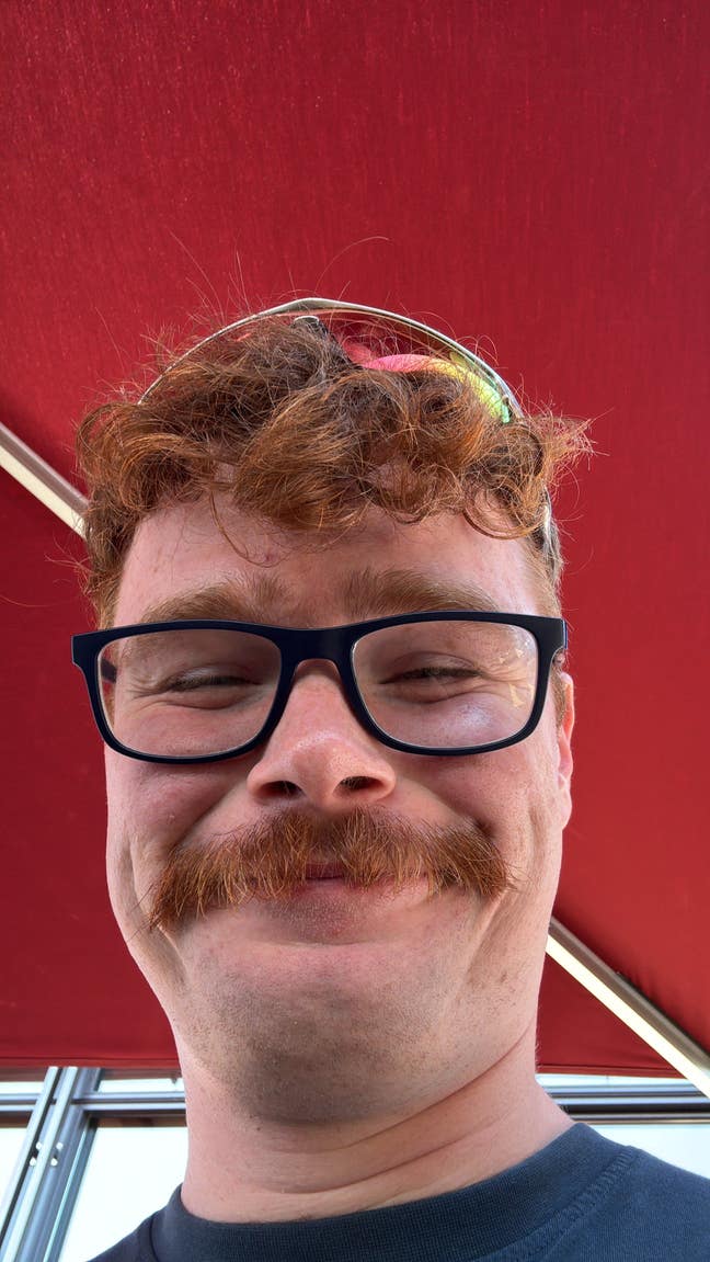 Professional looking for a room in Buckingham  Main Photo